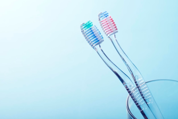 Photo a pair of toothbruches on blue background