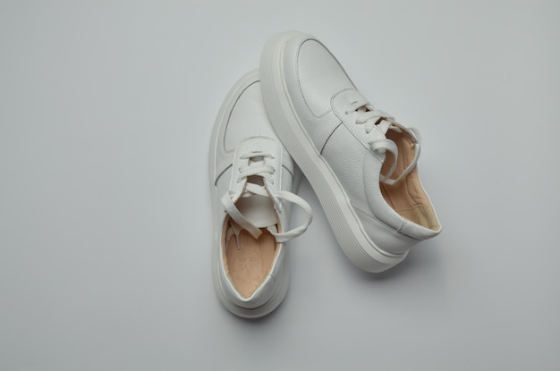 Foto un paio di scarpe bianche sullo sfondo bianco