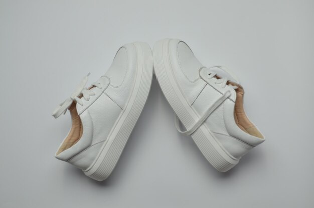 Foto un paio di scarpe bianche con le ciglia