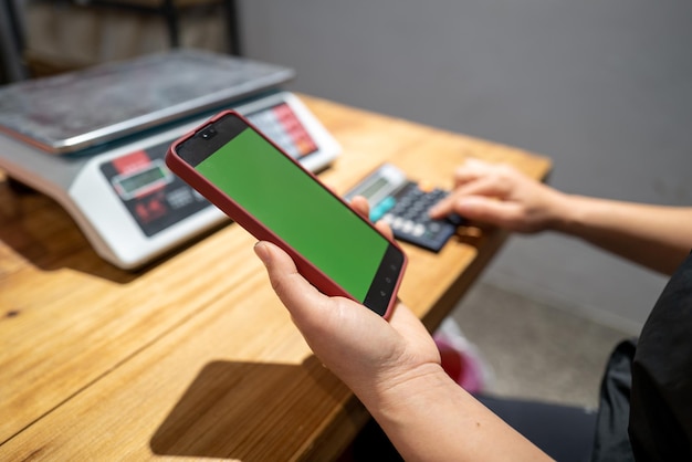 Foto un paio di mani di donne stanno lavorando su uno smartphone