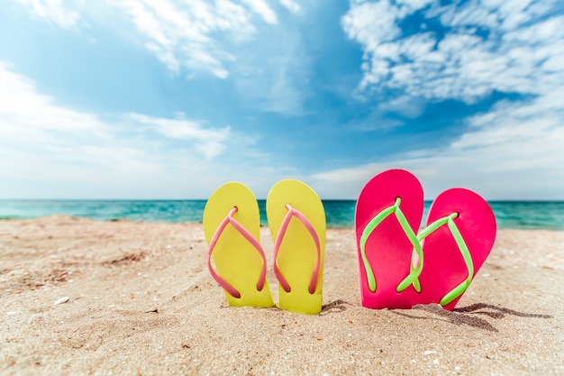 Foto paia di infradito sulla spiaggia, concetto di vacanza