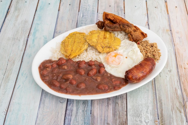 Photo the paisa tray is one of the most representative dishes of colombia and the emblem of antioquia gastronomy and it is typical of this region antioquia