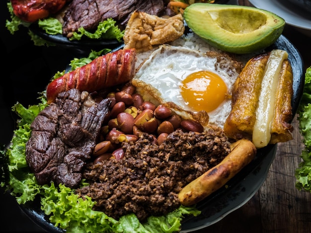 Foto vassoio di paisa cibo tradizionale colombiano