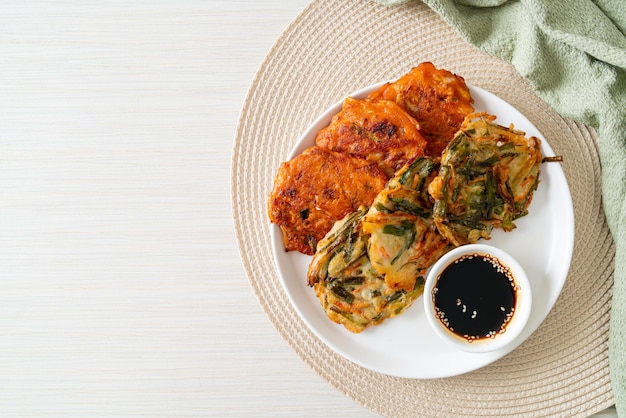 Pajeon o pancake coreano e pancake coreano kimchi o kimchijeon - stile alimentare tradizionale coreano