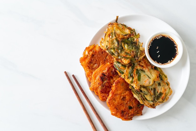 파전 또는 한국 팬케이크와 한국 김치 팬케이크 또는 김치전 - 한국 전통 음식 스타일