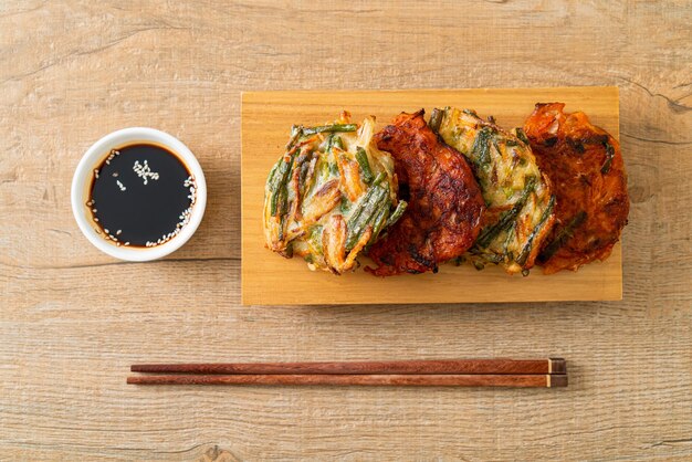 Pajeon of Koreaanse pannenkoek en Koreaanse Kimchi-pannenkoek of Kimchijeon - Koreaanse traditionele voedselstijl