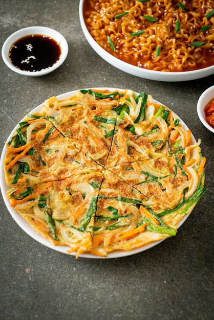 Pajeon of Koreaanse pannenkoek of Koreaanse pizza - Aziatische eetstijl