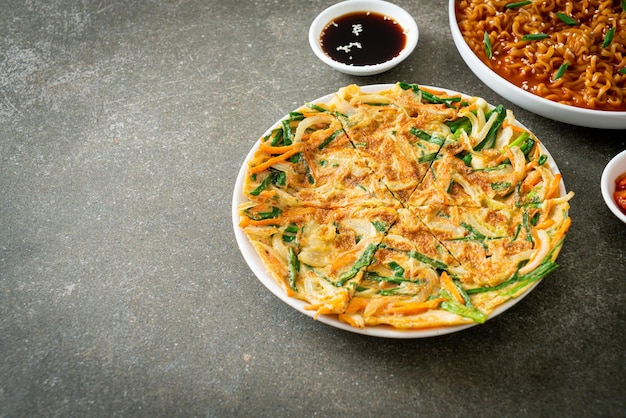 Pajeon of koreaanse pannenkoek of koreaanse pizza - aziatische eetstijl