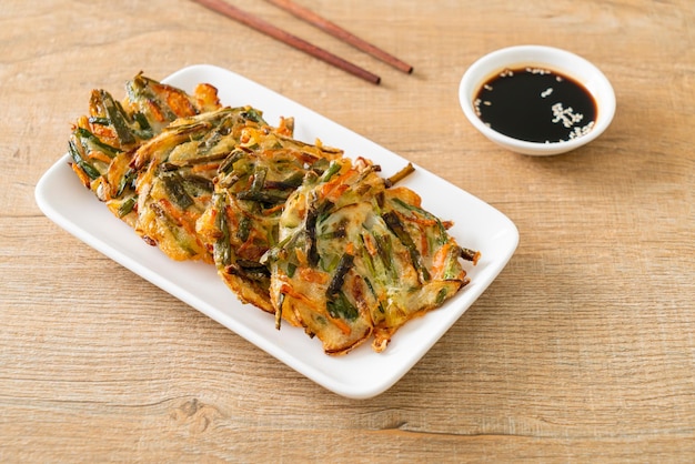 Pajeon of Koreaanse pannenkoek of Koreaanse pizza Koreaanse traditionele eetstijl