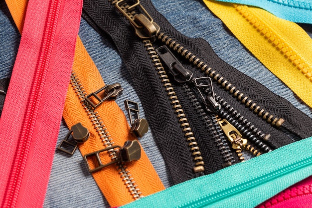 Foto pak kleurrijke plastic en metalen ritsen strepen met schuivers voor handgemaakte naaien op maat