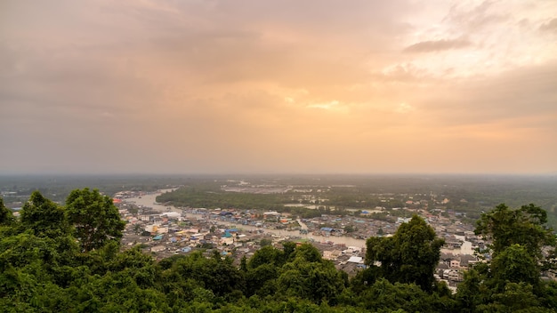 Foto villaggio di pescatori della città di pak nam chumphon e fiume dal punto panoramico di khao matsee durante il tramonto