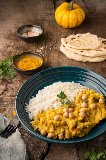 Foto pakistaans eten en pita hoge hoek