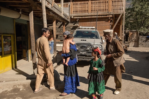 Pakistaanse Kalash stam mensen familie klein kind Kalash dorp