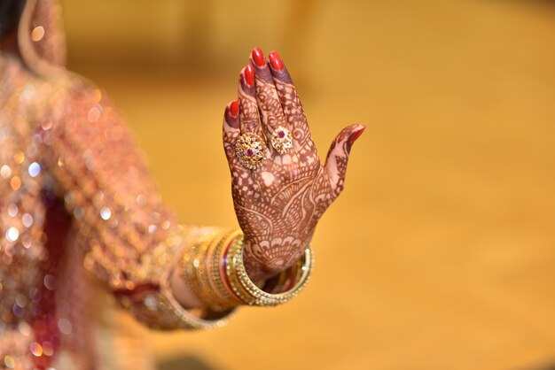 Photo pakistani indian brides hands showing rings and jewelry