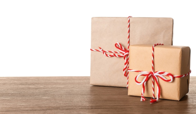 Pakket geschenkdozen op houten tafel tegen witte achtergrond