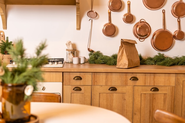 pakket met eten bezorgen zit in het kerstinterieur