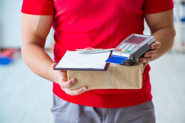 Pakketbezorging wordt betaald met pos en creditcard