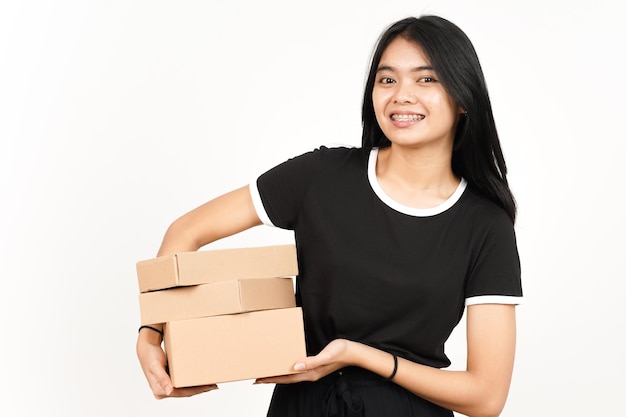 Pakketdoos of kartonnen doos van mooie Aziatische vrouw houden die op witte achtergrond wordt geïsoleerd