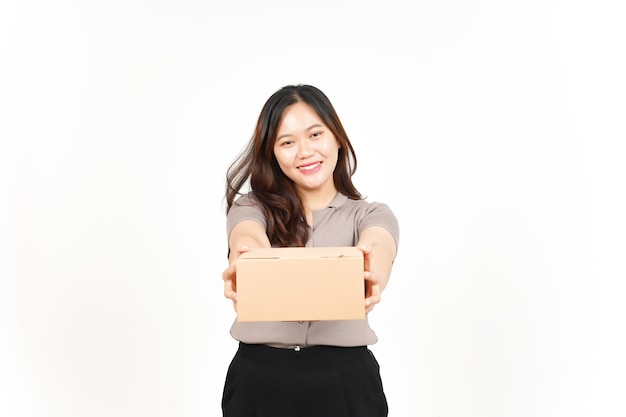 Pakketdoos of kartonnen doos van mooie Aziatische vrouw houden die op witte achtergrond wordt geïsoleerd