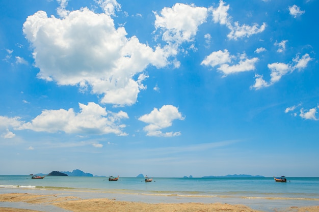 写真 タイ南部のパクメンビーチ。