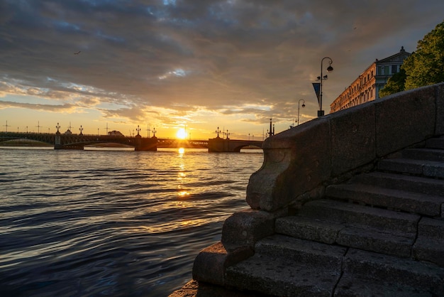 Palace Embankment en Trinity Bridge over de rivier de Neva op een zomerochtend Sint-Petersburg Rusland