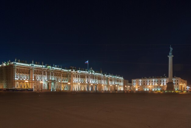 Photo palace square alexander column and the general staff building in saint petersburg russia