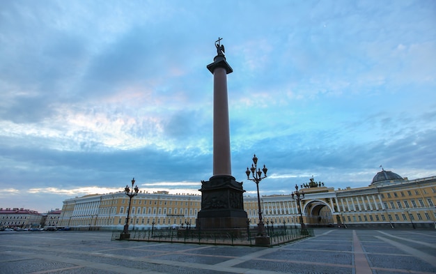 Дворцовая площадь в Санкт-Петербурге рано утром