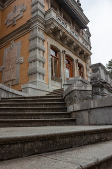Scala del palazzo, scala in pietra, facciata del palazzo