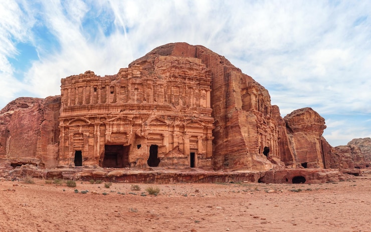 Photo palace tomb facade carved in mountain wall at desert ancient city petra