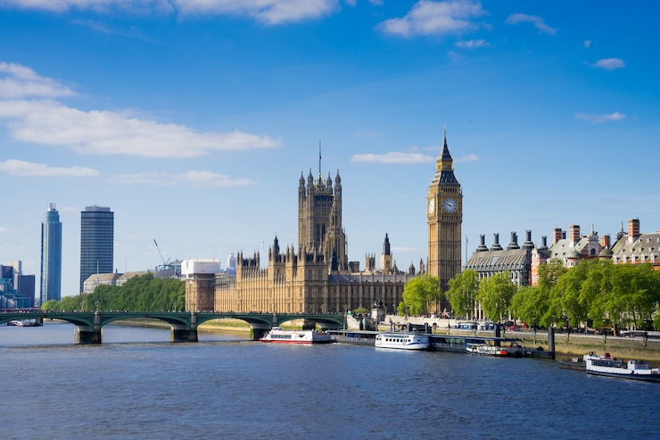 晴れた日に、ロンドン、イングランド、イギリスのウェストミンスター宮殿ビッグベン