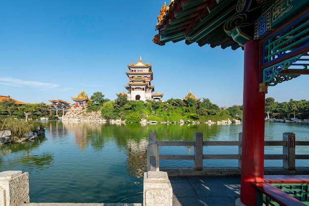palaces on lakesChinese landscape gardens
