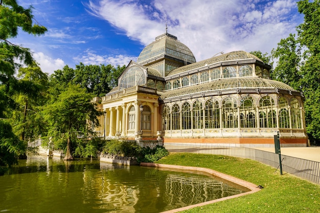 마드리드의 레티로(Retiro) 공공 공원에 있는 크리스탈 궁전(Palacio de Cristal)은 주요 정면에 호수가 있습니다.