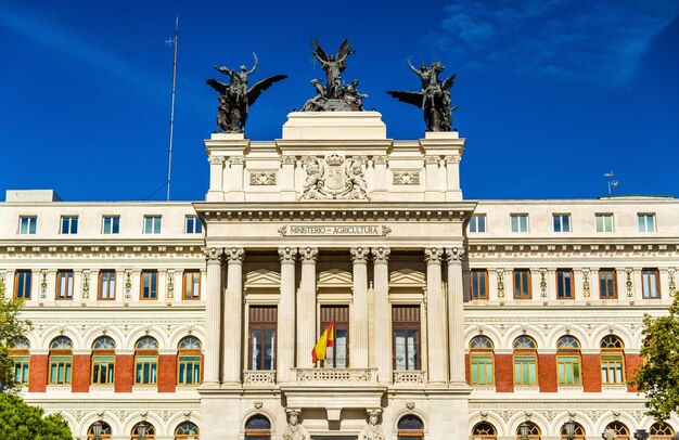 Photo the palacio de fomento the ministry of agriculture building in madrid spain