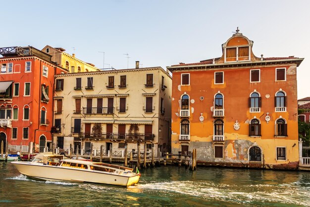 Palais en boten van het Grote Kanaal Venetië Italië