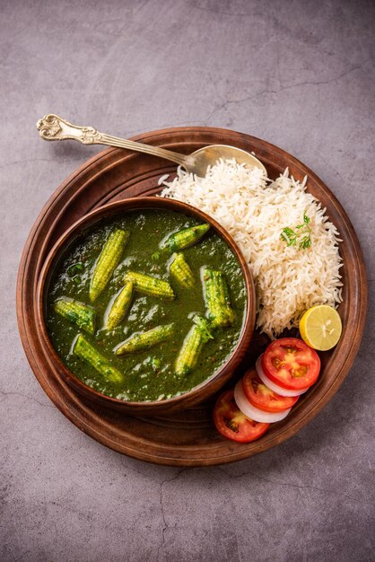 Photo palak baby corn sabzi also known as spinach makai curry served with rice or roti indian food