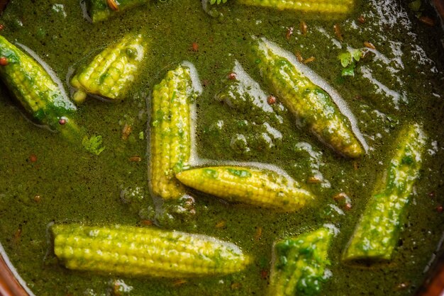 パラック・ベイビー・コーン・サブジ (palak baby corn sabzi) はマカイ・カレー (Makai curry) とも呼ばれ米やロティ (Roti) と一緒に提供されるインド料理です