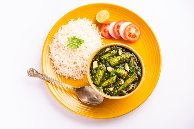 Photo palak baby corn sabzi also known as spinach makai curry served with rice or roti indian food