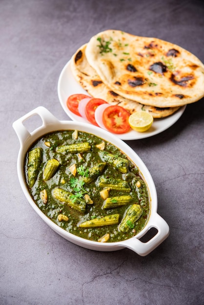Photo palak baby corn sabzi also known as spinach makai curry served with rice or roti indian food