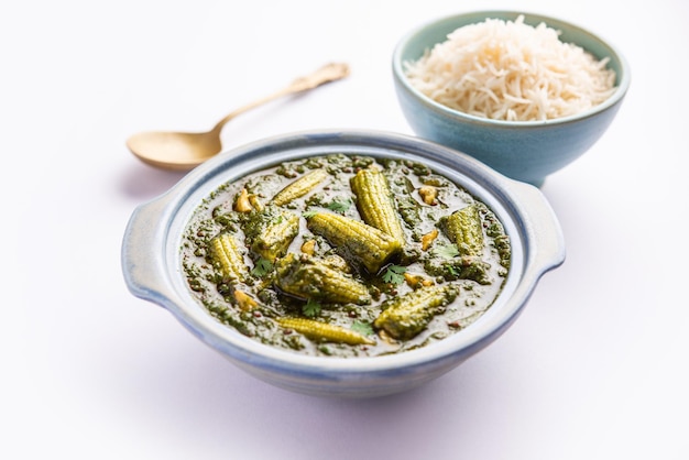 Photo palak baby corn sabzi also known as spinach makai curry served with rice or roti indian food