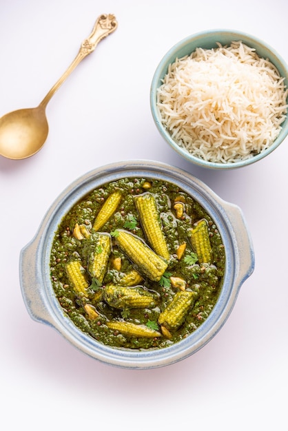 Photo palak baby corn sabzi also known as spinach makai curry served with rice or roti indian food