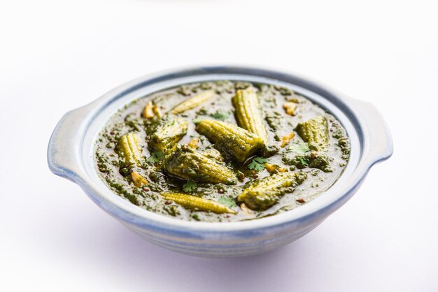 Photo palak baby corn sabzi also known as spinach makai curry served with rice or roti indian food