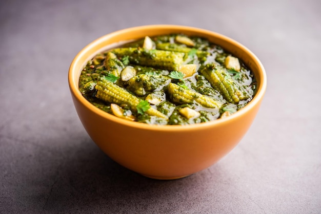 palak baby maïs sabzi ook bekend als spinazie makai curry geserveerd met rijst of roti Indiaans eten