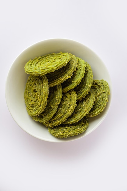 Photo palak chakli or spinach murukku healthy indian festival or tea time snack