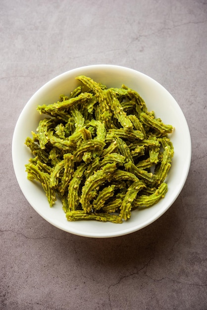 Photo palak chakli sticks or spinach murukku pieces healthy indian festival or tea time snack