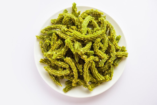 Photo palak chakli sticks or spinach murukku pieces healthy indian festival or tea time snack