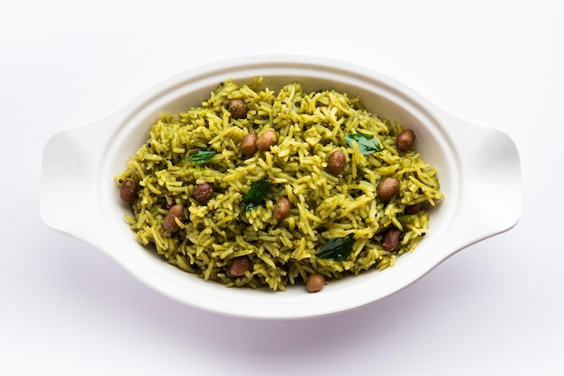 Palak khichdi is een voedzame eenpansmaaltijd van munglinzen en rijst met spinazie Indiaas eten