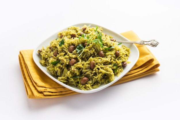 Palak khichdi is een voedzame eenpansmaaltijd van munglinzen en rijst met spinazie Indiaas eten