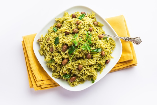 Palak khichdi is een voedzame eenpansmaaltijd van munglinzen en rijst met spinazie Indiaas eten