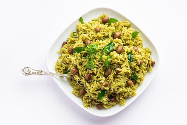 Palak khichdi is een voedzame eenpansmaaltijd van munglinzen en rijst met spinazie Indiaas eten