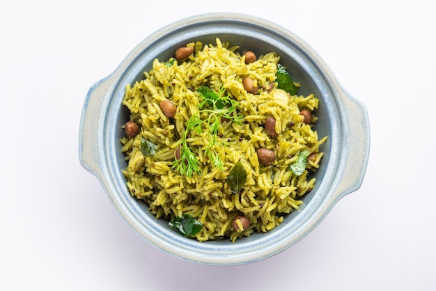 Palak khichdi is een voedzame eenpansmaaltijd van munglinzen en rijst met spinazie Indiaas eten